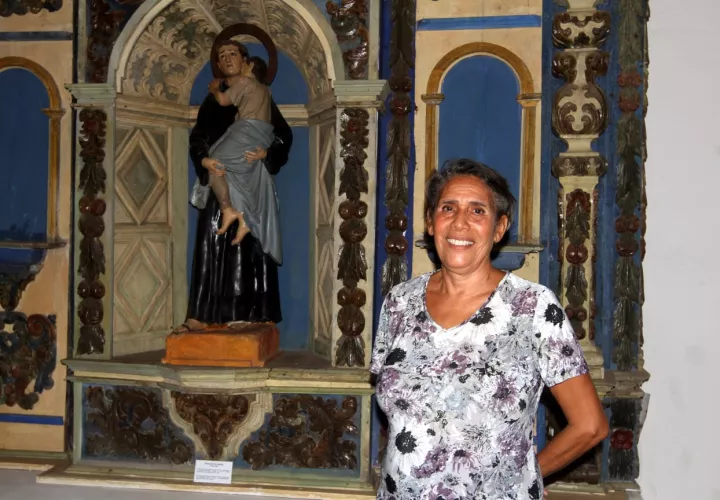 Libertad Segura junto a la imagen de San Juan de Dios. Foto: Víctor Arosemena
