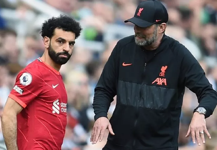 Mohamed Salah (izq.) de Liverpool y Juergen Klopp. Foto:EFE