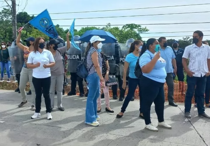 En el puente, un grupo de unidades de control de multitudes de la Policía Nacional se encontraban apostados, para evitar que se diera un cierre de la importante vía, que une a las provincias de Herrera y Los Santos. Foto. Thays Domínguez