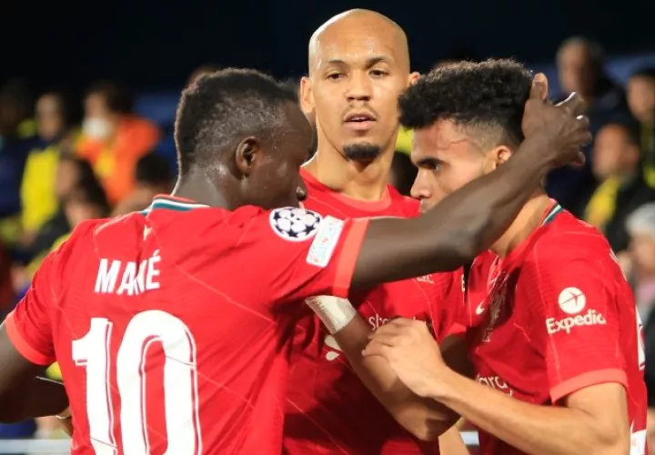El delantero colombiano Luis Díaz del Liverpool (der.) celebra con sus compañeros tras marcar su gol ante el Villarreal Foto:EFE