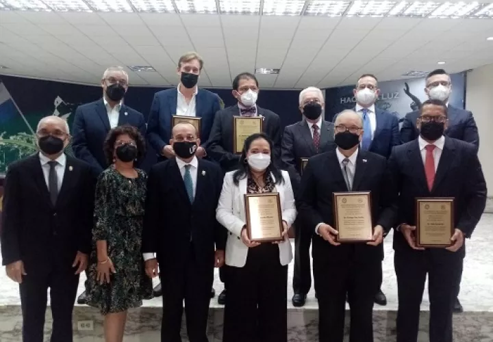 Unos ocho médicos fueron reconocidos por la Universidad de Panamá. Archivo.
