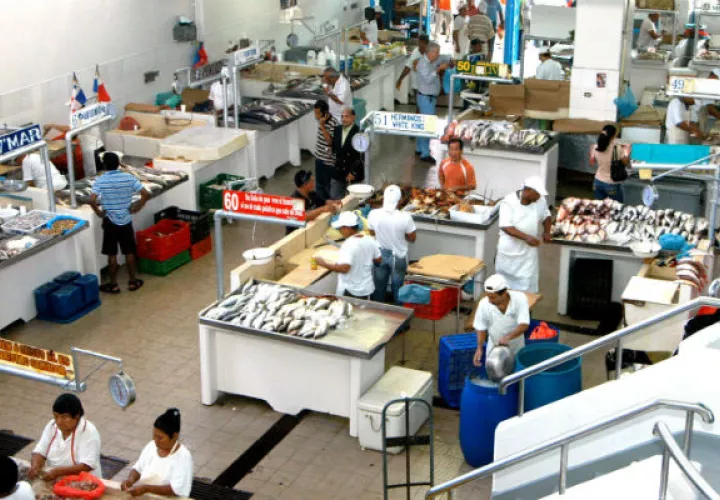 El actual mercado de mariscos fue remozado por la anterior administración alcaldicia, sin embargo, los pescadores criticaron los resultados. Foto: Archivo