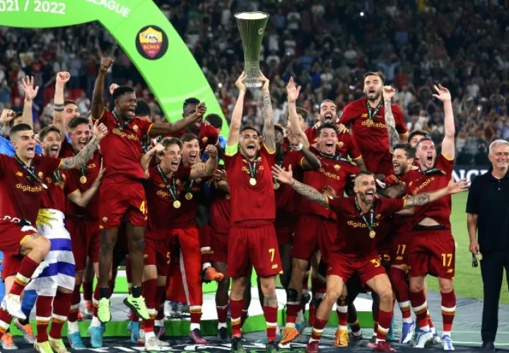 Jugadores de la Roma festejan. Foto:EFE