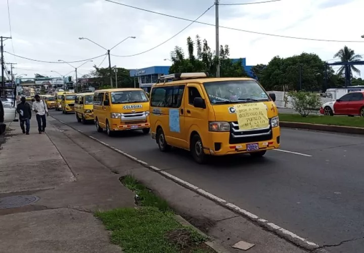 Los conductores de buses colegiales de La Chorrera y Arraiján insistieron en la urgencia de que se implemente la ley 808 que crea el fideicomiso para la compensación, rebaja y estabilización del aumento del precio de los productos derivados del petróleo. Foto. Eric Montenegro