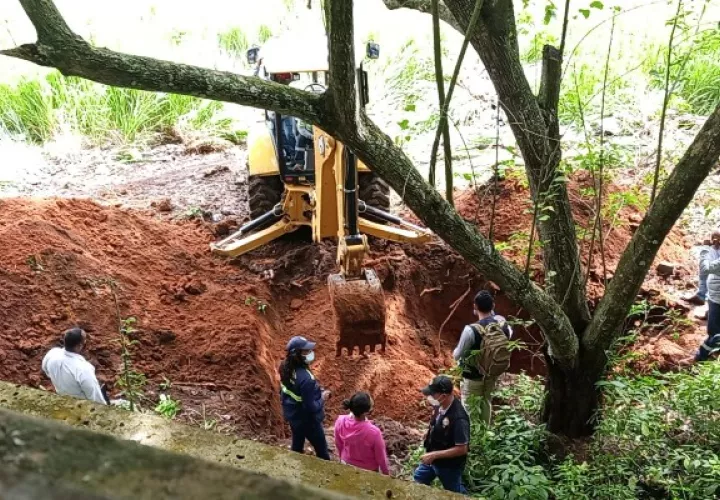 La excavación se efectuó con la ayuda de maquinaria y personal del Municipio de La Chorrera en un área próxima a las ruinas del edificio de pediatría. Foto. Eric Montenegro
