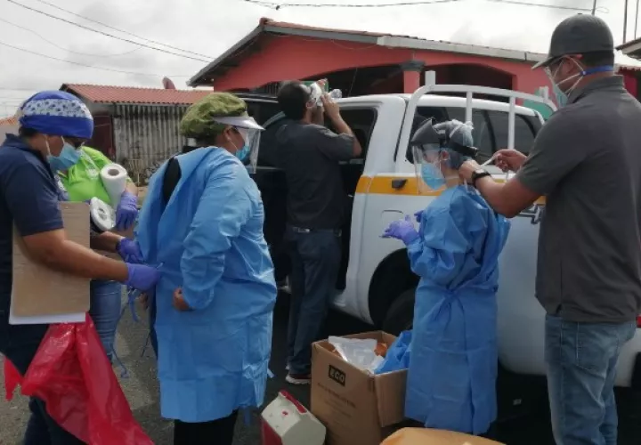 Las autoridades provinciales de la CSS han optado por aumentar el recurso humano para atender a los pacientes que acuden a sus instalaciones a realizarse pruebas de hisopado. Foto. Eric Montenegro