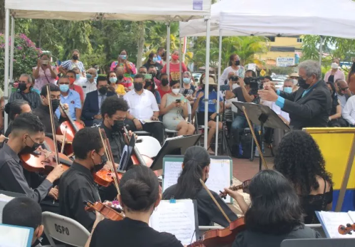 El Ministerio de Cultura, ofreció brindar un instructor para una mejor educación musical de los miembros de la sinfónica. Foto. Eric Montenegro
