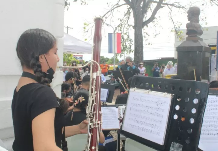 Los músicos requieren de atriles, cada uno de ellos tiene un costo de $40.00.  Foto. Eric Montenegro