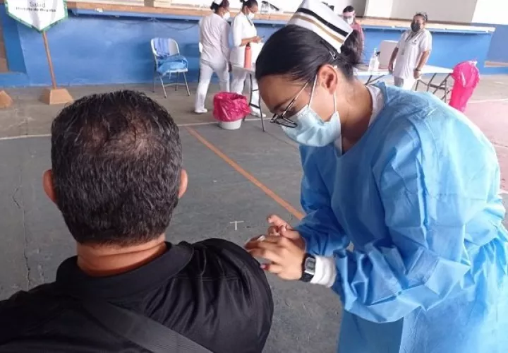 sterio de Salud (Minsa) confirmó  2,672 casos nuevos este sábado, para una positividad país de 13.3%.  En las últimas 24 horas, se reportó un fallecimiento a causa del virus, elevando la cifra de muertes acumuladas a 8,192 con una letalidad de 1.0%.  A la fecha son 786,856 los casos acumulados de la covid-19 y 766,098 personas recuperadas. Foto: Archivos