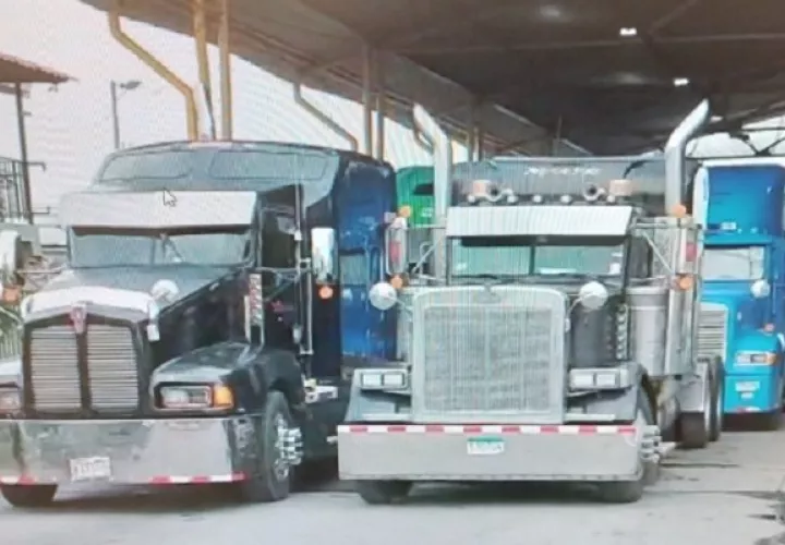 Por la paralización en la frontera, unos 4 km de vehículos se mantienen varados en la vía Panamericana. Foto: Mayra Madrid 
