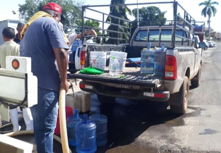 Muchos negocios, principalmente de alimentos, han tenido que cerrar temporalmente, según el relato de los pequeños comerciantes, por la falta de agua potable que alcanza ya más de una semana. Foto. Thays Domínguez