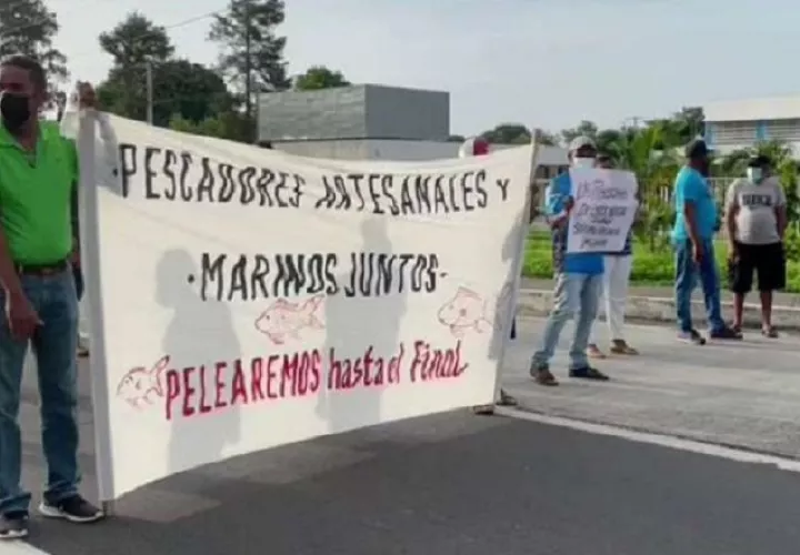 Las protestas se dieron a nivel nacional. En la foto aparecen pescadores de Farallón y sectores aledaños, que se concentraron frente al mercado de mariscos de Río Hato. Foto: Internet