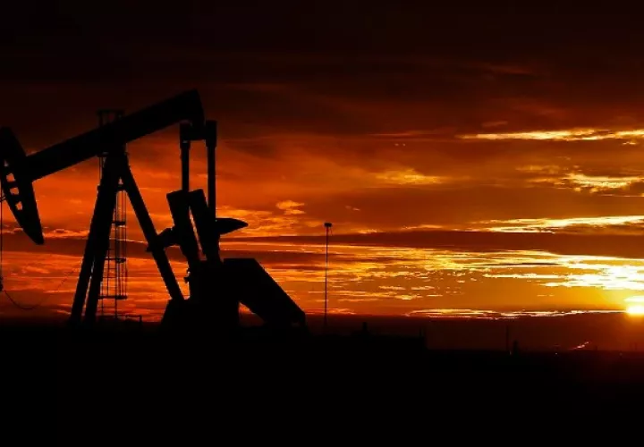 Precio del petróleo intermedio de Texas (WTI) subió este lunes un 3.4 %. Foto: EFE