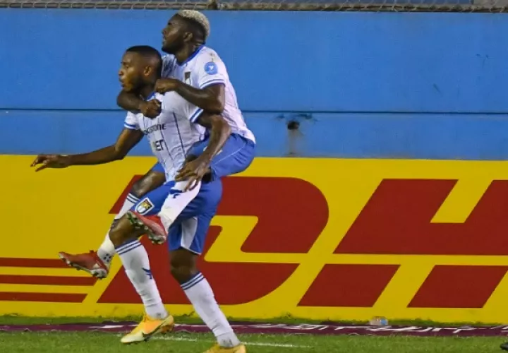 Alfredo Stephens (izq.) y Ricardo Phillips (hijo), festejan el gol de 9 de Octubre de Ecuador. Foto: EFE 