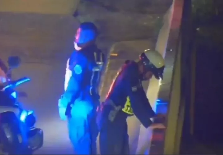 Los policías no dudaron en ayudar a la joven. Foto: Fotograma/Cámara de videovigilancia