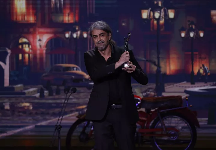 El director y guionista español Fernando León de Aranoa recoge el premio al Mejor Guión por 'El buen patrón'. Foto: EFE