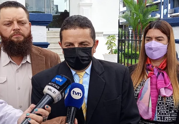 Productores a las afueras de la Procuraduría General de la Nación. Víctor Arosemena.