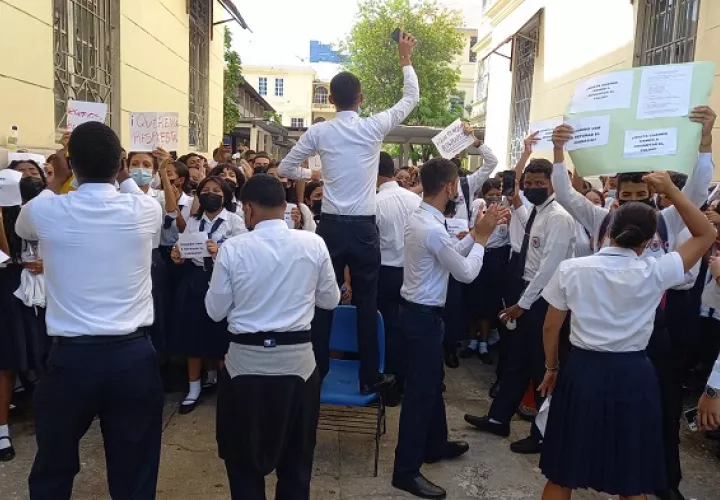 Los estudiantes decidieron no dar clases y concentrarse en el patio del plantel. Foto: Víctor Arosemena