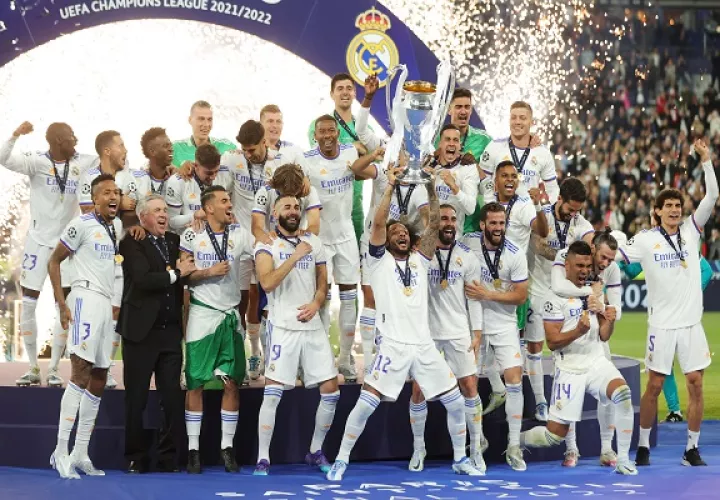 Marcelo del Real Madrid, levanta la 'Orejona', Foto: EFE