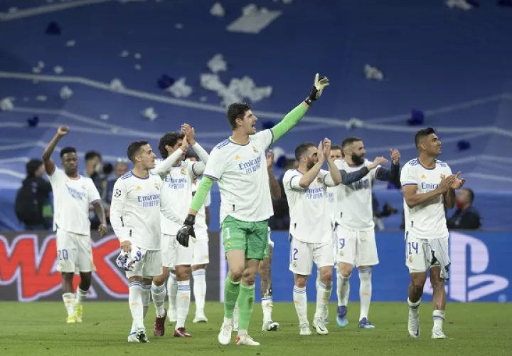 Los jugadores del Real Madrid celebran con la afición la victoria ante Manchester City. Foto: EFE