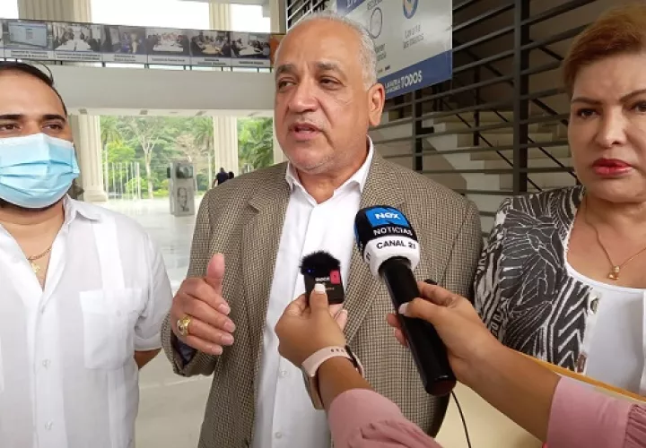 Jamis Acosta, Luis Eduardo Camacho y Alma Cortés. Víctor Arosemena