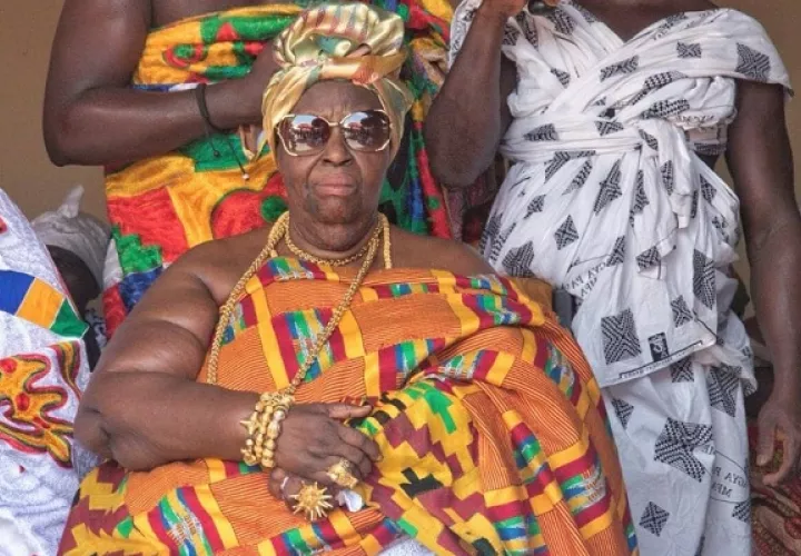 La Reina Madre Nana Afrakoma II durante una ceremonia.