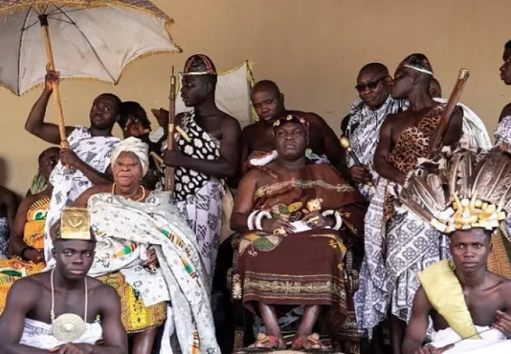  Odeneho Kwafo-Akoto III en uno de los múltiples actos que se realizan en Akwamu.