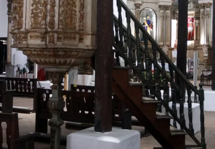 Pulpito y altar mayor de la iglesia Santiago Apóstol de Natá.  Foto: Víctor Arosemena 