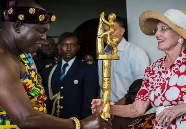 El rey Odeneho Kwafo-Akoto III y la reina Margarita de Dinamarca. Foto: Redes Sociales