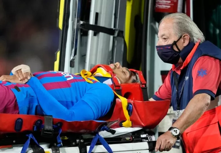 Ronald Araujo fue trasladado en ambulancia. Foto: EFE