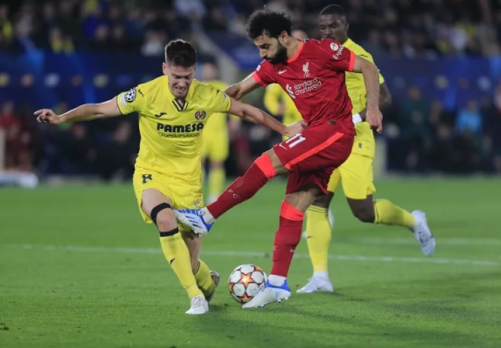 El delantero egipcio del Liverpool, Mohamed Salah (der.), disputa el balón ante el defensa argentino del Villarreal, Juan Foyth. Foto:EFE