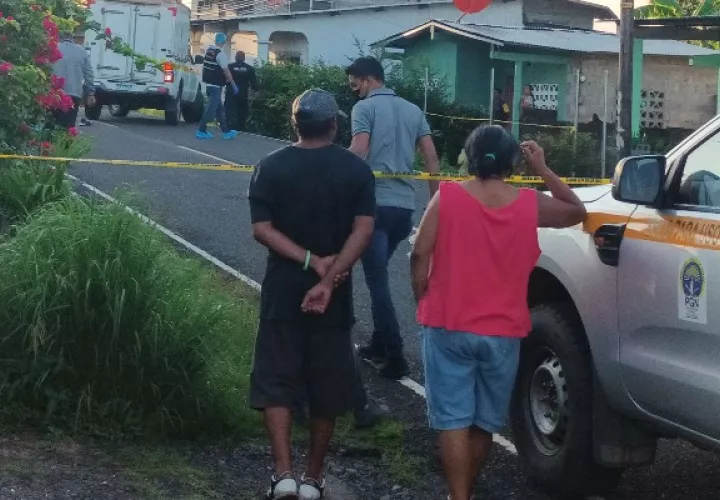 Algunos vecinos señalaron que salieron para ver que estaba sucediendo encontrando Roderick Rodríguez, tendido en la vía en el sector a unos cuantos metros del cuartel de la Policía Nacional de Soná. Foto. Melquíades Vásquez