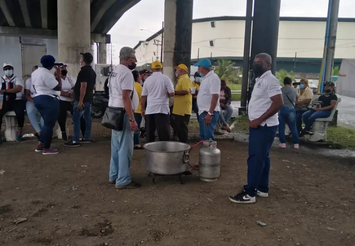 La CUCO ha instalado una gran olla con un tanque de gas para cocinar y hacer una sopa. Foto: Diomedes Sánchez