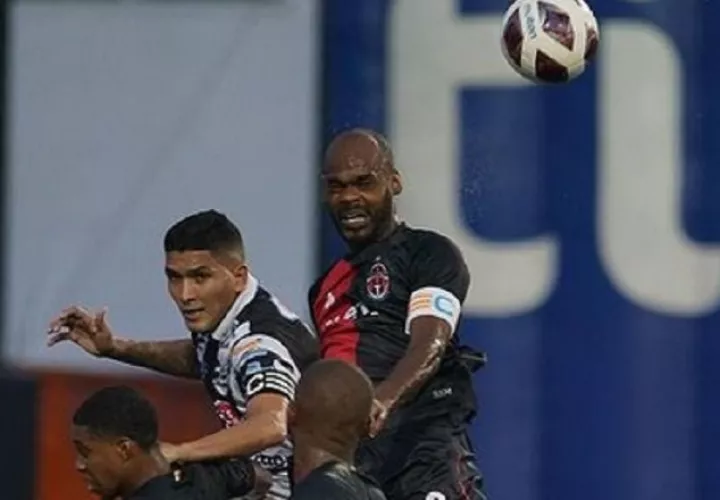 Adolfo Machado del Sporting y Edwin Aguilar del Tauro saltan por el balón. Foto: @LPF