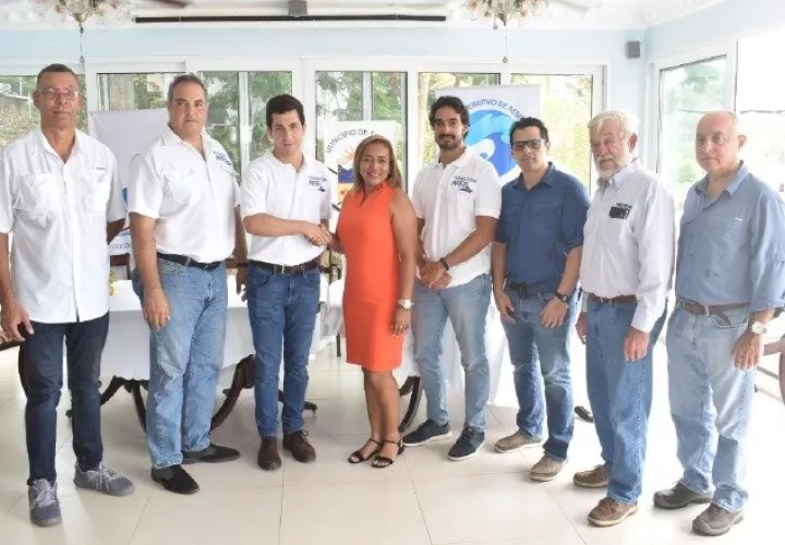 El vicepresidente de la Asociación de Armadores Panameños (ARPA), Juan Carlos Heilbron y la alcaldesa de Taboga, Magaly Ricord suscribieron un acuerdo. Participaron el secretario de ARPA, Harry Quinn y el director ejecutivo, José Digerónimo; Juan Diego Reyna de OPC,  Hugo Torrijos en representación de ISS, el presidente de la Asociación de Turismo Náutico Russell Goedjen; y el Capitán Carlos Sagrera, consultor de la Organización Marítima Internacional. Cortesía