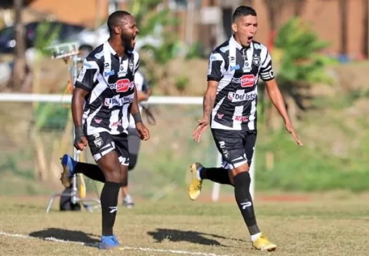 Gustavo Chará )izq) y Edwin Aguilar, jugadores del Tauro. Foto:@TauroFC