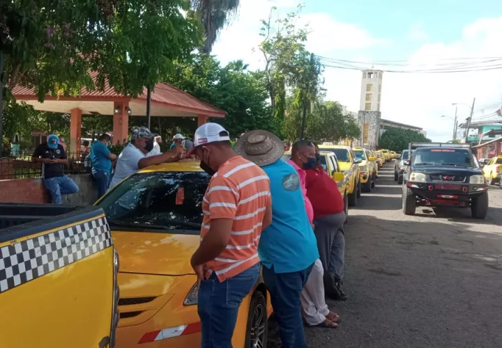 Taxistas y conductores de la ruta Ocú-Santiago, pidieron también la revisión de la tarifa. Foto: Thays Domínguez
