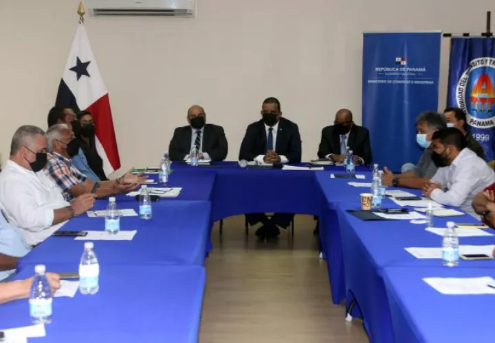 Más de tres horas estuvieron reunidas las partes. El encuentro lo presidió el viceministro de Comercio e Industrias, Omar Montilla. Foto: Víctor Arosemena