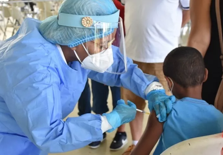 La vacunación, que no se ha asociado con la hepatitis, se aplica en Panamá a partir de los 5 años. Foto: CSS