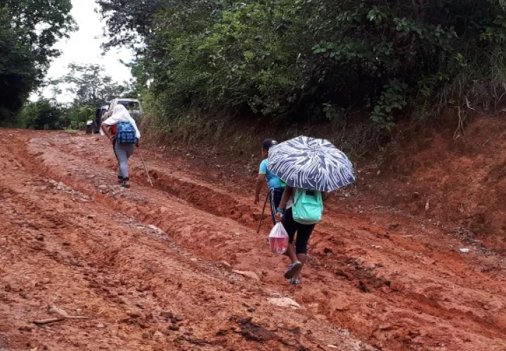 Los caminos hacia ese sector en esta época lluviosa están en condiciones críticas hasta para los vehículos doble tracción, por lo tanto, muchas personas no pueden salir con facilidad. Foto. Melquíades Vásquez