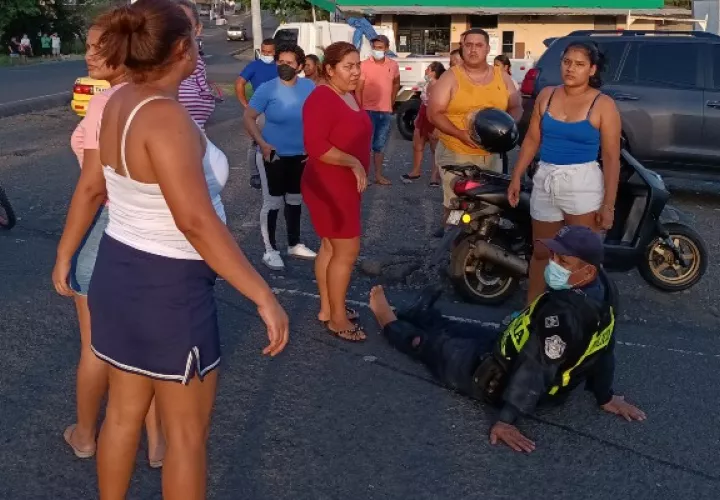 Los residentes del área ayudaron al uniformado que fue embestido por un auto. Foto. Melquíades Vásquez
