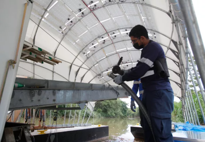 Wanda recoge la basura flotante del río Juan Díaz. Foto: EFE / Carlos Lemos