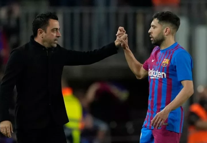 Xavi Hernández (izq.) habla con Jordi Alba. Foto:EFE