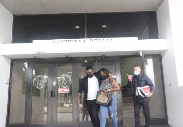 'Yemil', en compañía de su madre, se retiró del lugar y no dio declaraciones a los medios de comunicación. Foto: Landro Ortiz