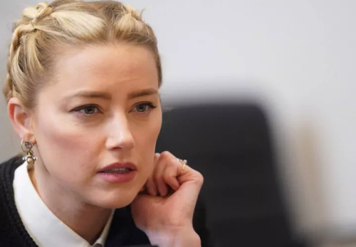  Amber Heard durante una jornada del juicio por difamación que la enfrentaba con Johnny Depp, el 19 de mayo de 2022. Foto: EFE / Shan Thew