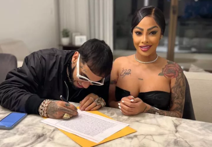 Anuel AA y Yailin en lo que parece ser la firma del documento que sella su unión por lo civil. Foto: Instagram / @yailinlamasviralreal