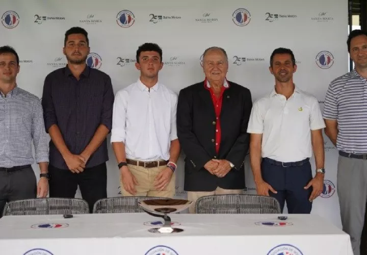 Jaime Loaiza, vicepresidente de APAGOLF, Lucas Zarak de Bahia Motor, patrocinador del evento. Cortesía
