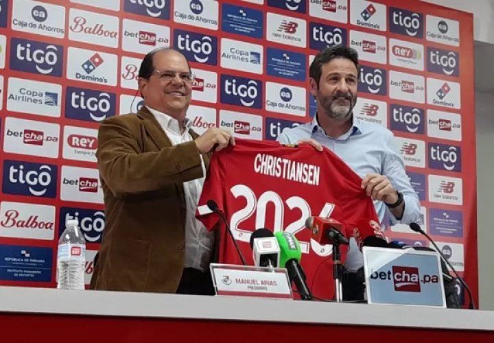 Manuel Arias de la Fepafut y Thomas Christiansen. Foto: Aurelio Martínez