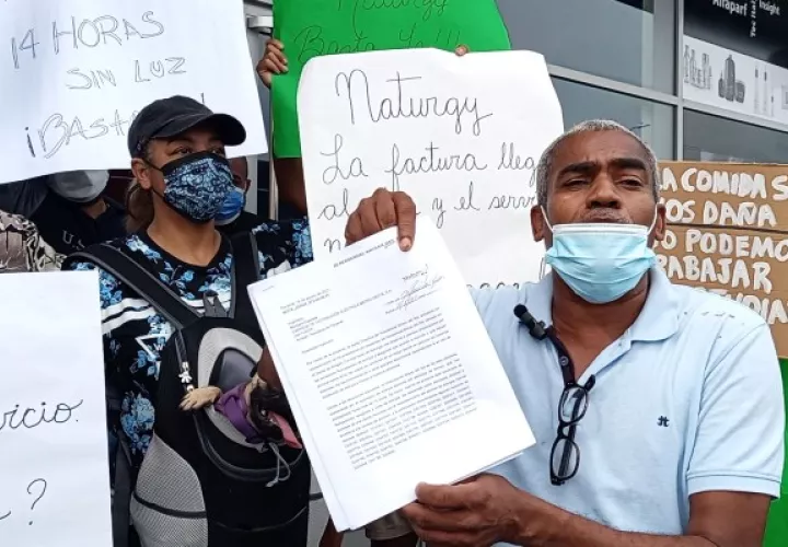 Los residentes de ambas barriadas aseguran que la Autoridad de los Servicios Públicos (Asep) a quien se le ha notificado la situación y no ha atendido el problema o citado a la empresa para que brinde sus descargos. Foto. Eric Montenegro