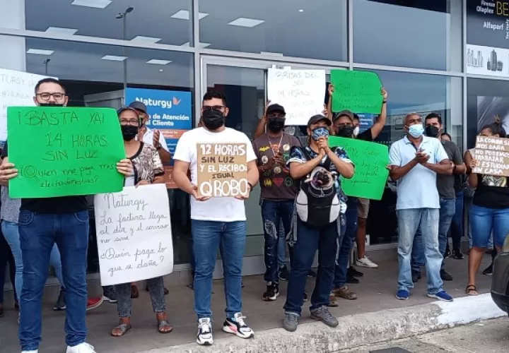 Según los manifestantes, los apagones eléctricos que se prolongan en ocasiones hasta por más de 14 horas están ocasionando pérdidas económicas, y conflictos laborales. Foto. Eric Montenegro
